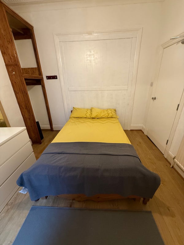 Room Rhodesia Road in Greater London