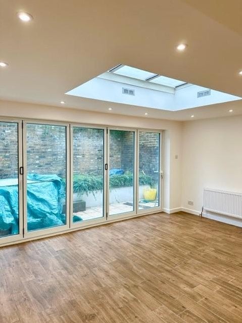 Flat Devonport Road in Greater London