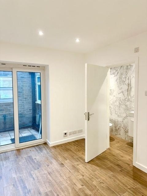 Flat Devonport Road in Greater London