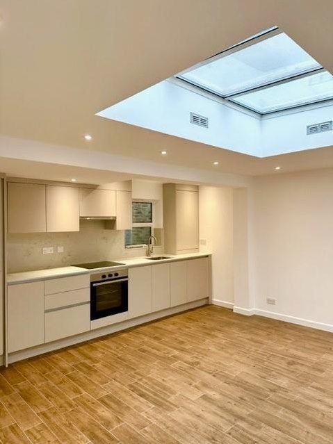 Flat Devonport Road in Greater London