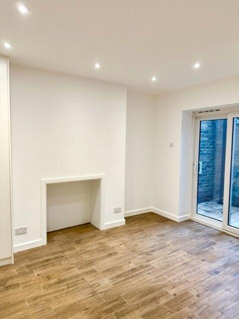 Flat Devonport Road in Greater London