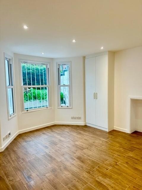 Flat Devonport Road in Greater London