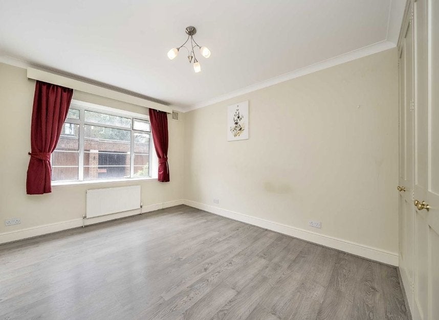 Flat Gliddon Road in Greater London