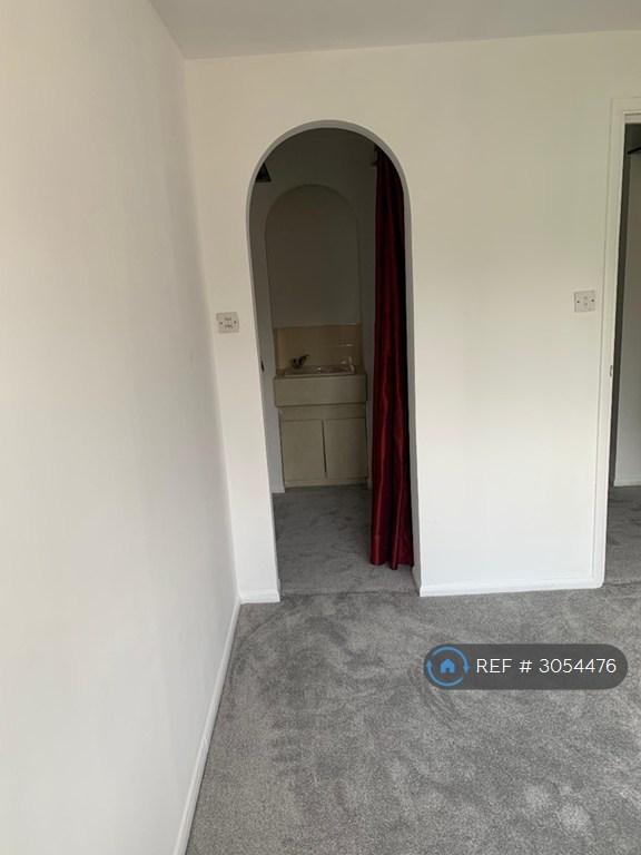 Flat Harp Island Close in Greater London