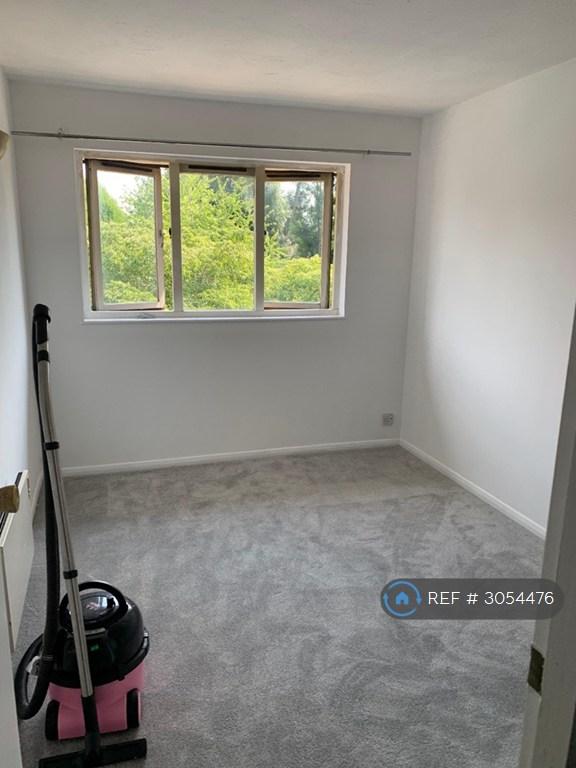 Flat Harp Island Close in Greater London