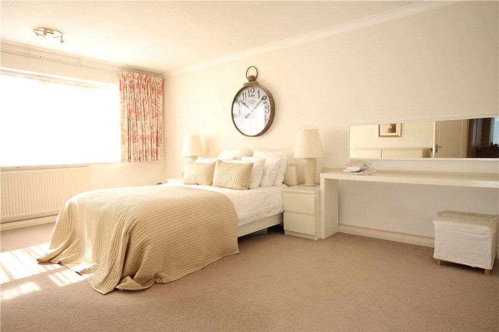 Flat Madeley Road in Greater London