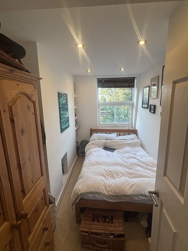 Room Byrne Road in Greater London