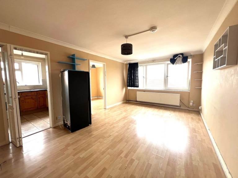 Flat Chichester Court in Greater London