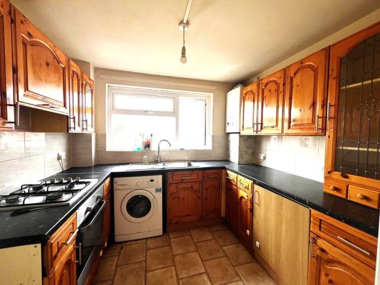 Flat Chichester Court in Greater London