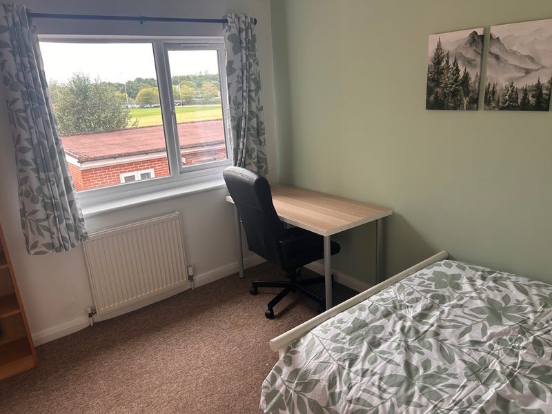 Room Charter Avenue in Coventry
