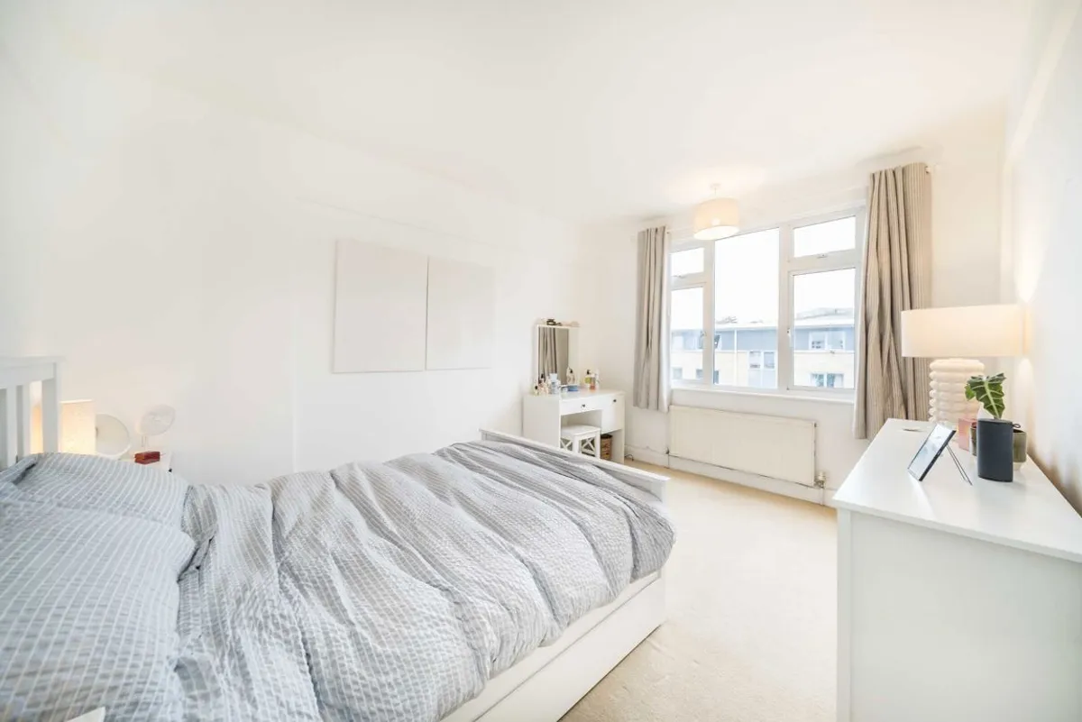 Flat Trinity Crescent in Greater London