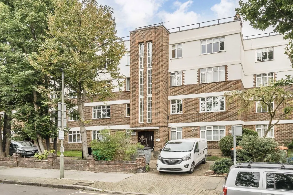 Flat Trinity Crescent in Greater London