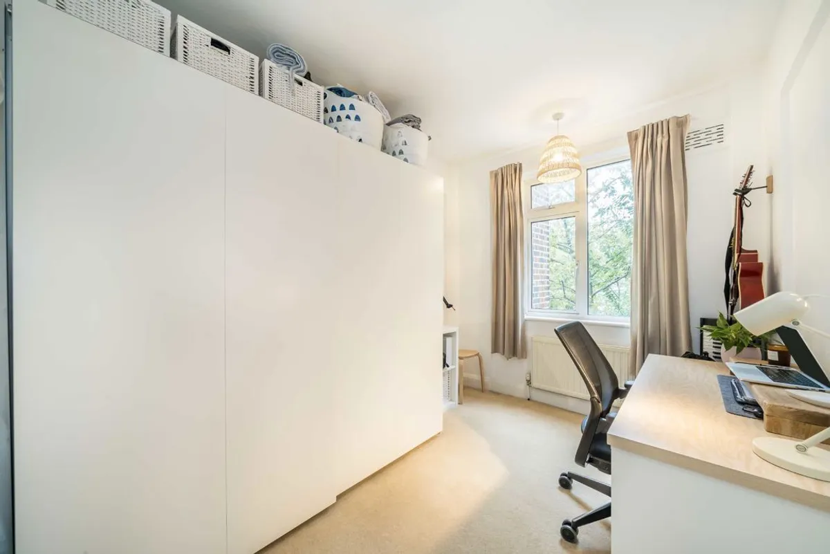 Flat Trinity Crescent in Greater London