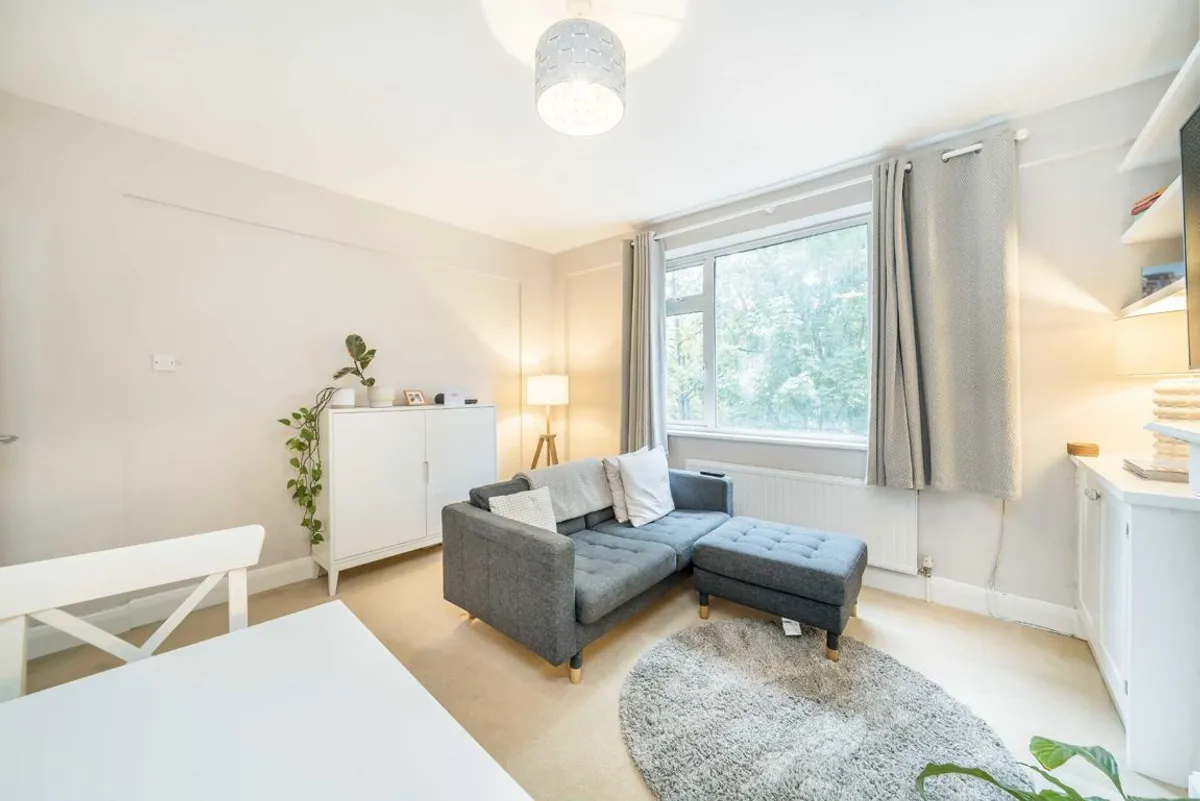Flat Trinity Crescent in Greater London