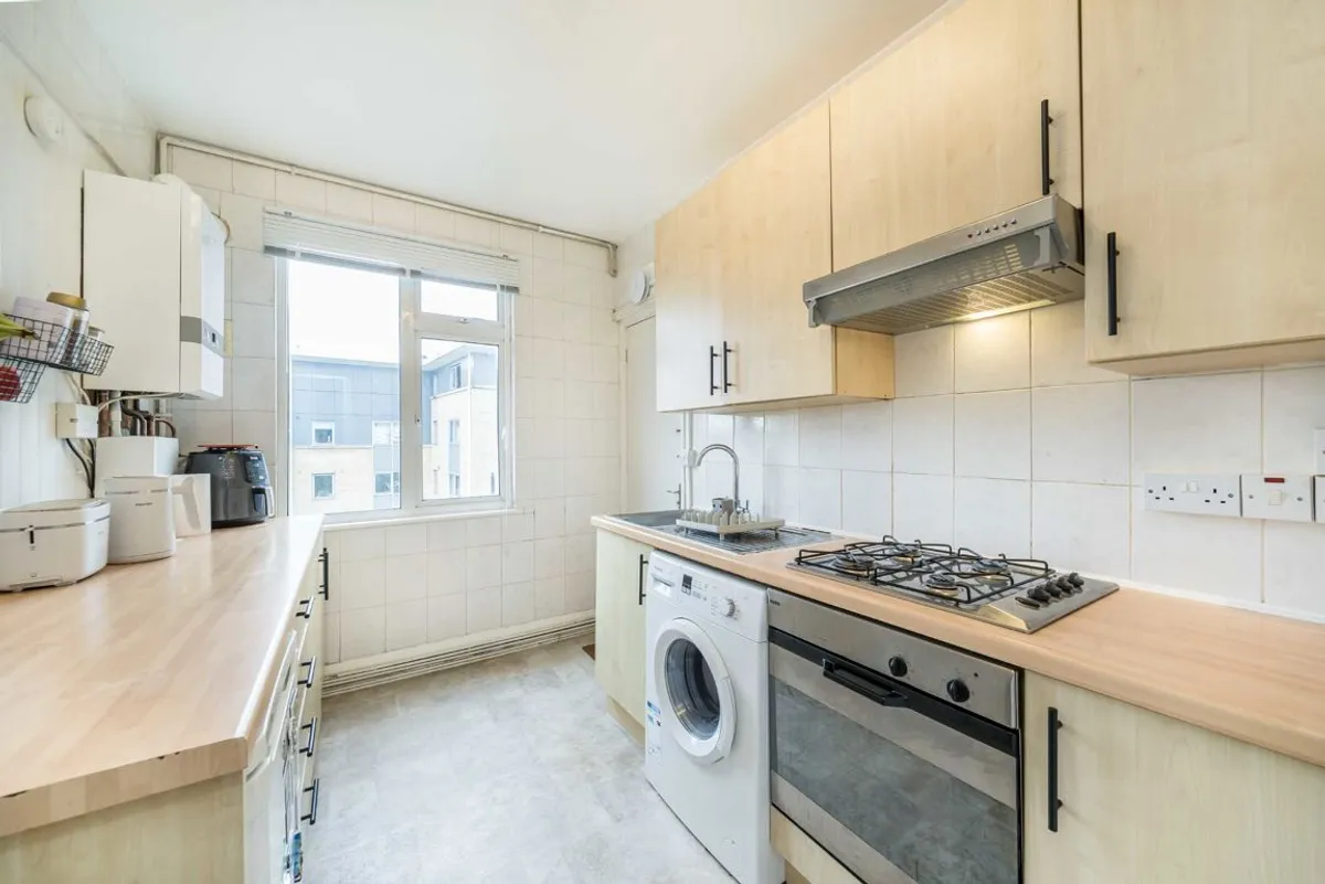 Flat Trinity Crescent in Greater London