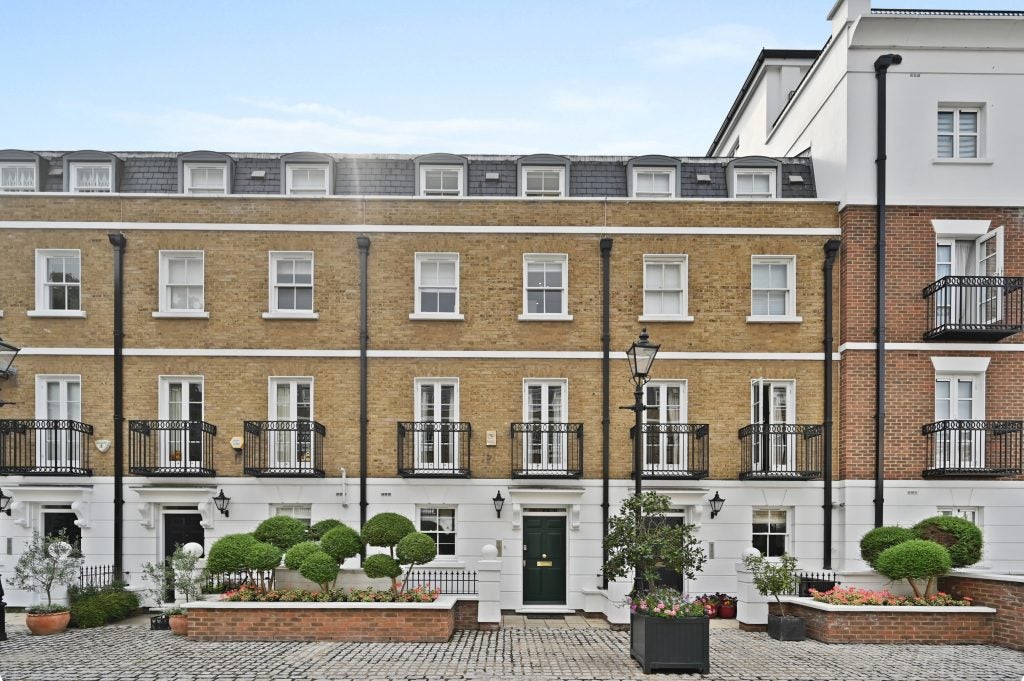 Flat Marloes Road in Greater London