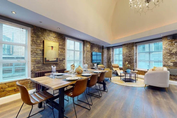 Flat Kutner Close in Greater London
