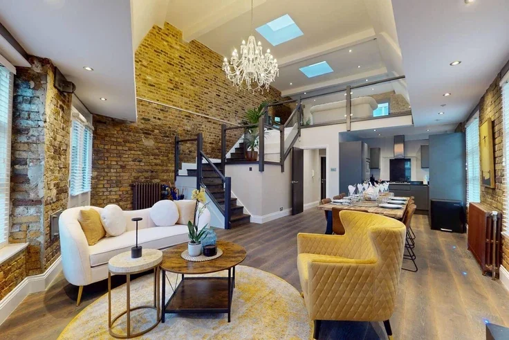 Flat Kutner Close in Greater London