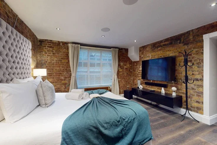 Flat Kutner Close in Greater London