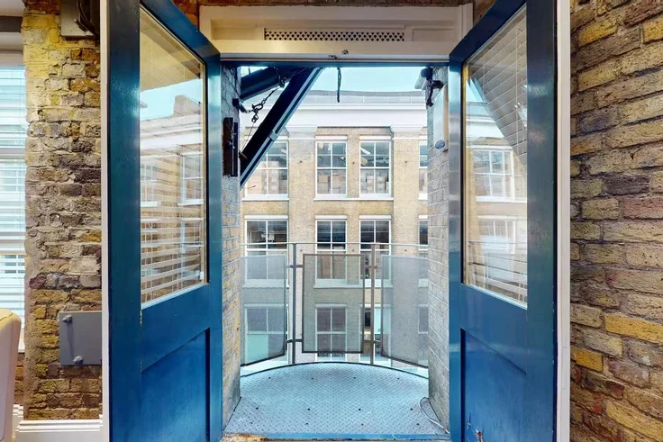 Flat Kutner Close in Greater London