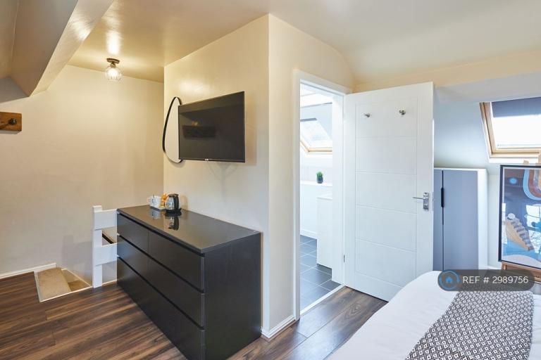 Room Marton Avenue in Middlesbrough