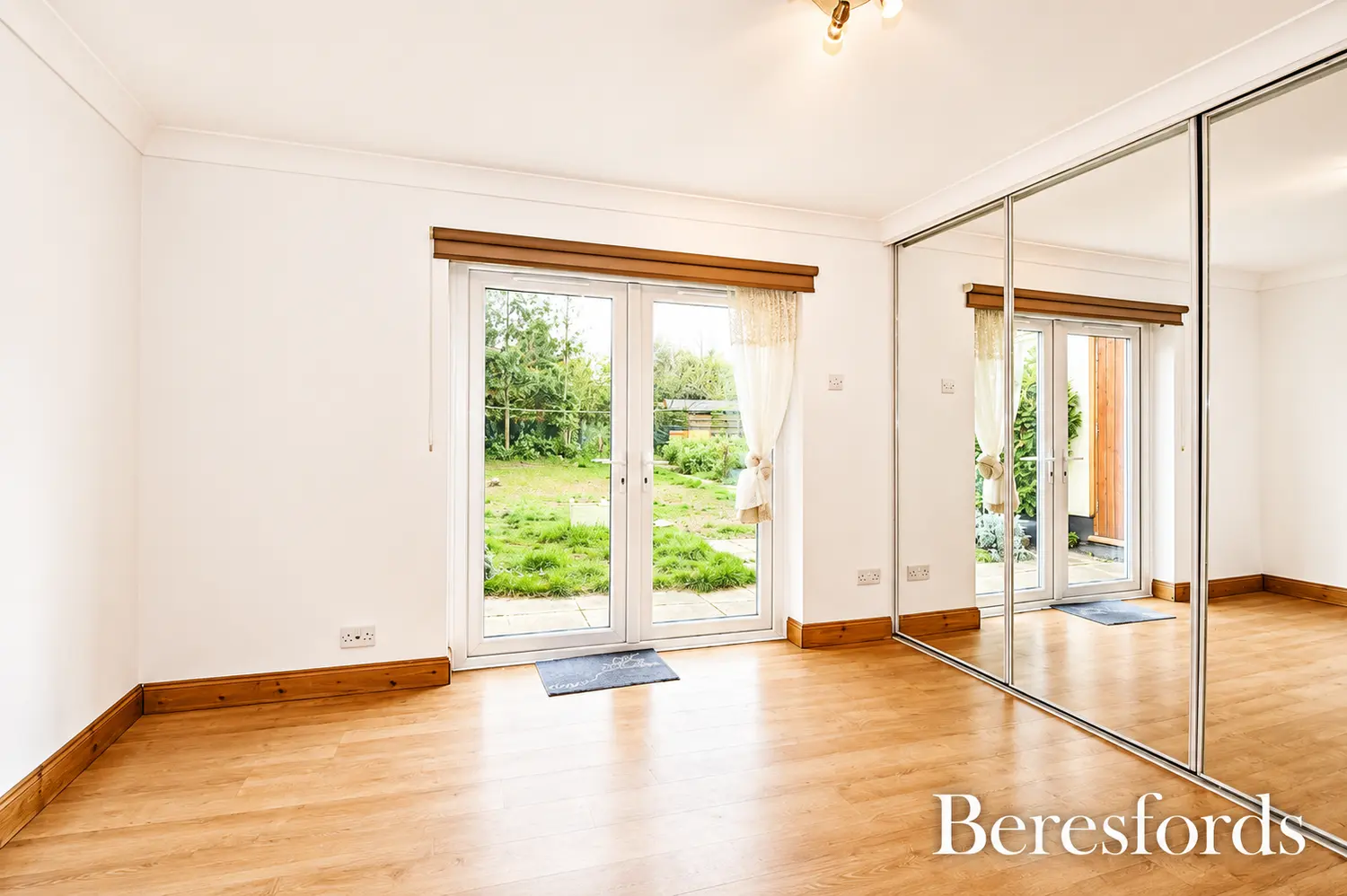 Flat St Nicholas Close in Witham