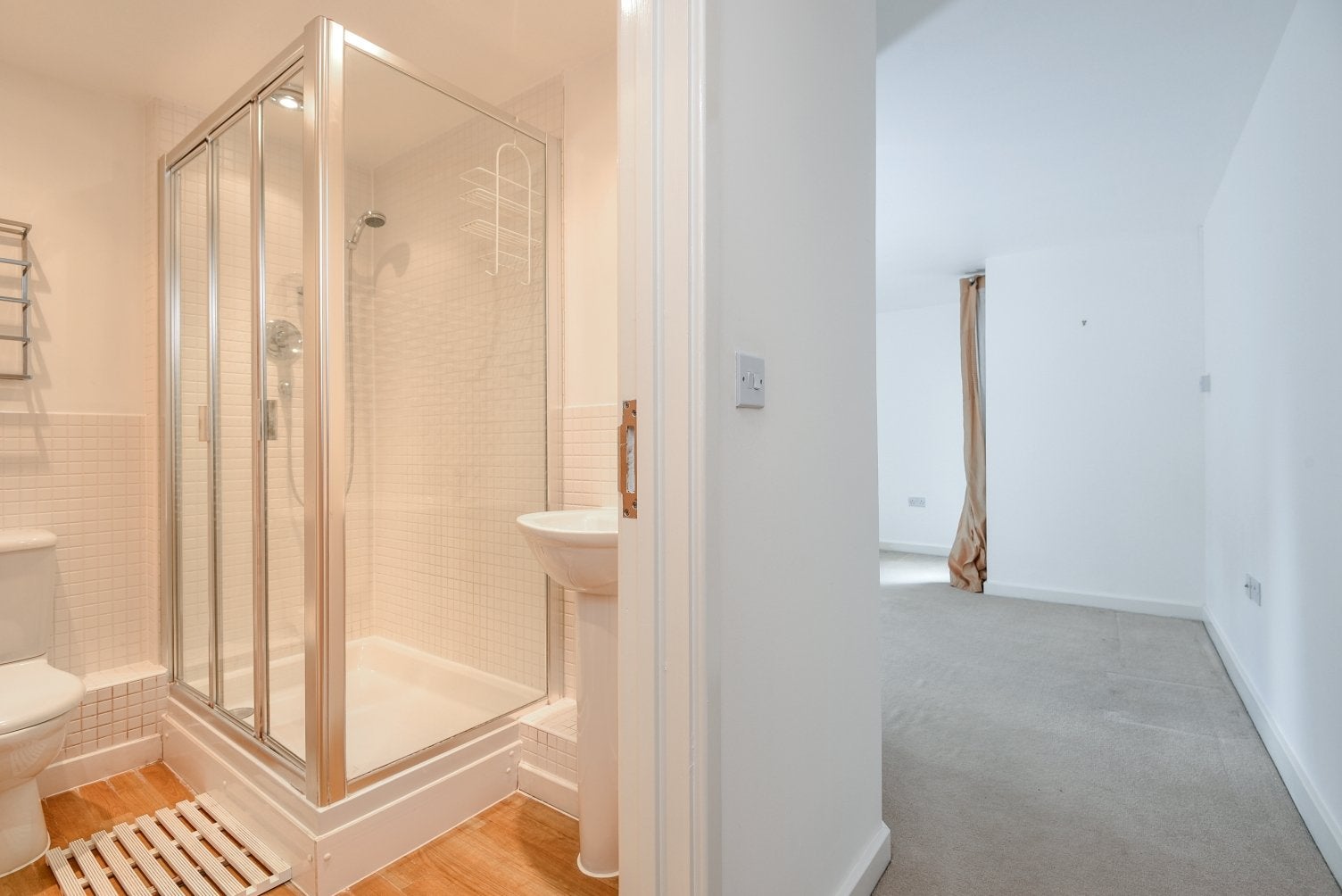 Flat Meadowcourt Road in Greater London
