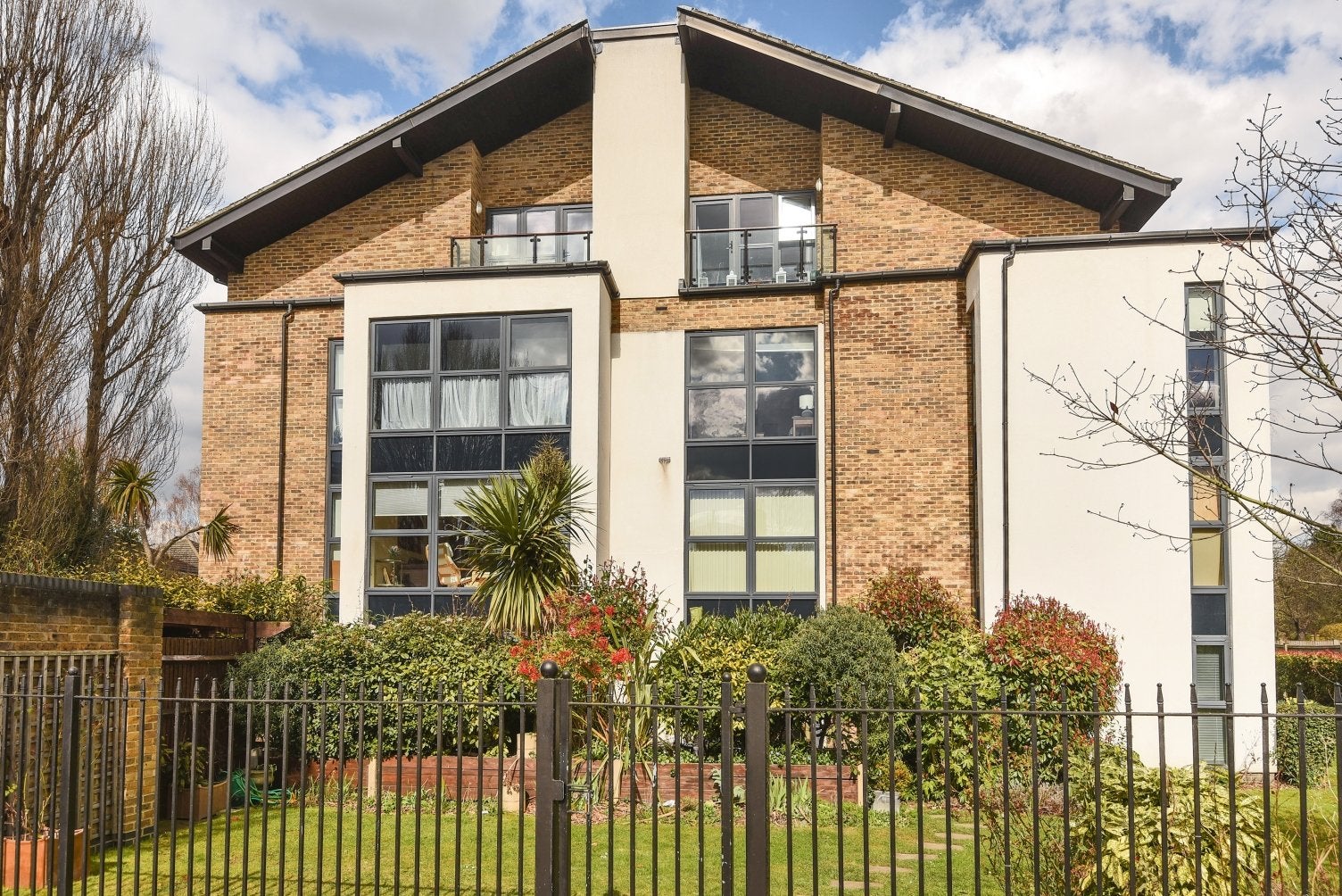 Flat Meadowcourt Road in Greater London