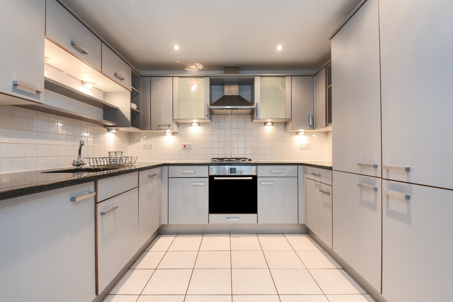 Flat Meadowcourt Road in Greater London