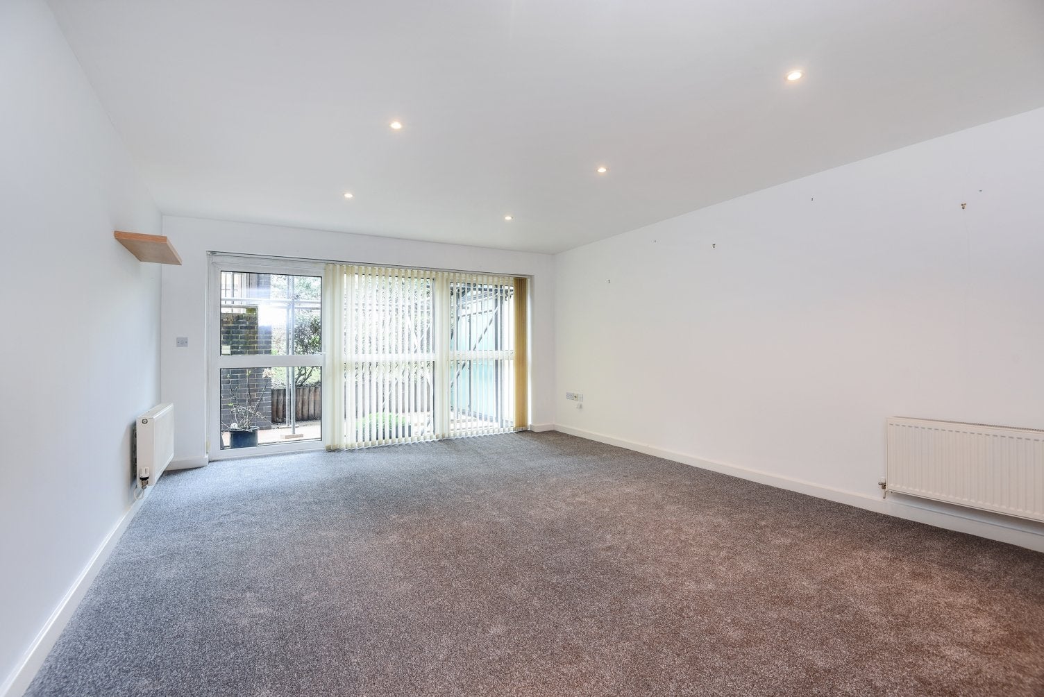 Flat Meadowcourt Road in Greater London