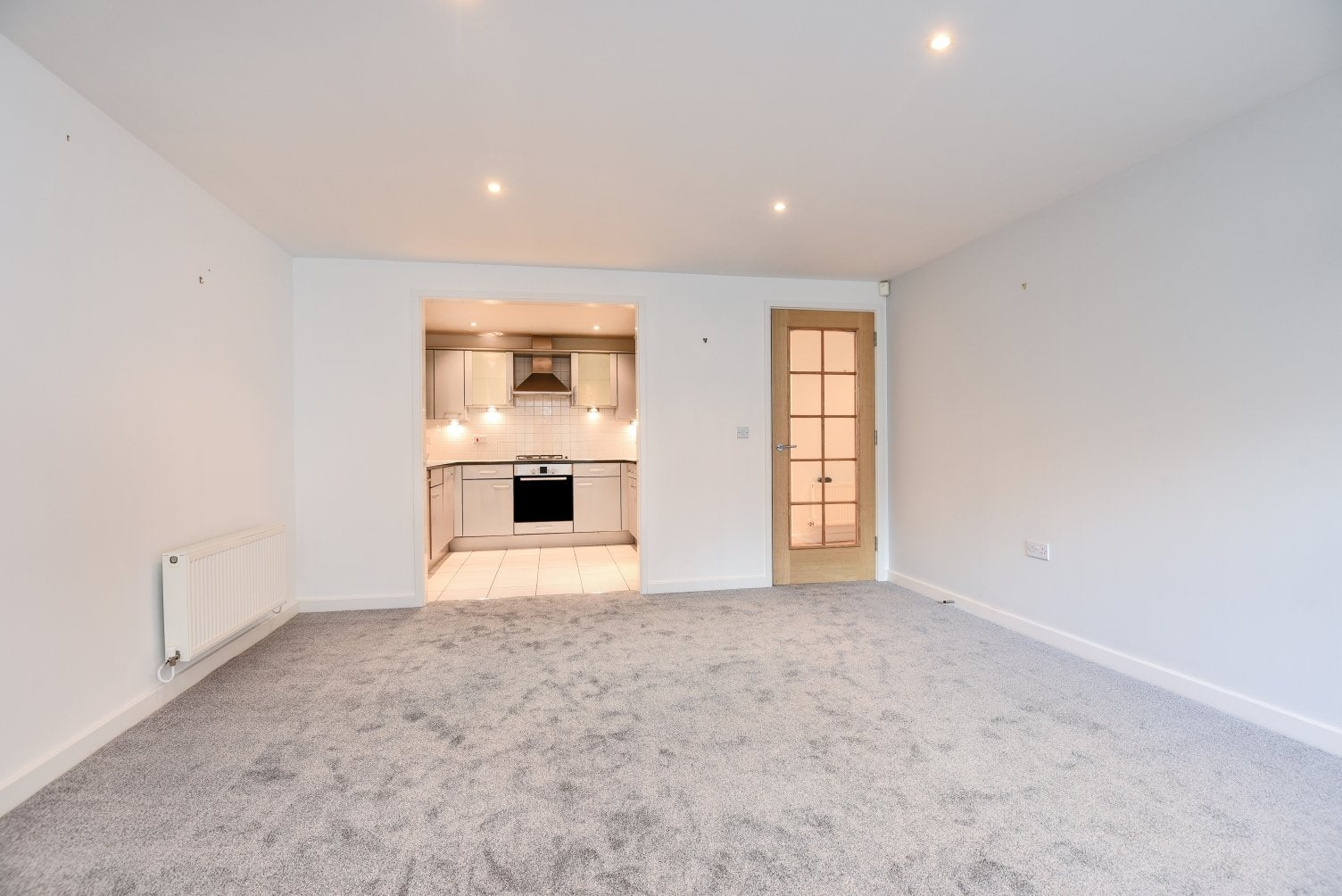 Flat Meadowcourt Road in Greater London