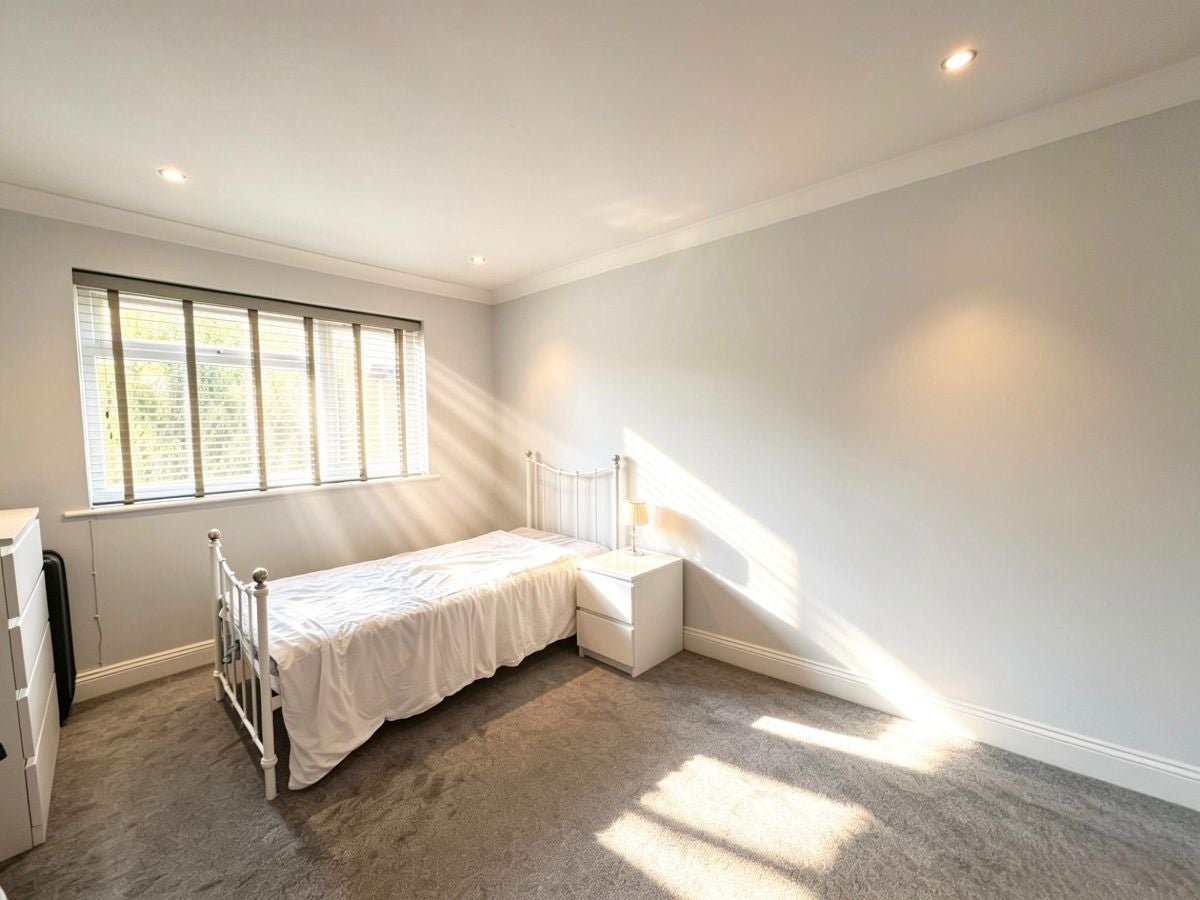 Flat Deans Road in Brentwood