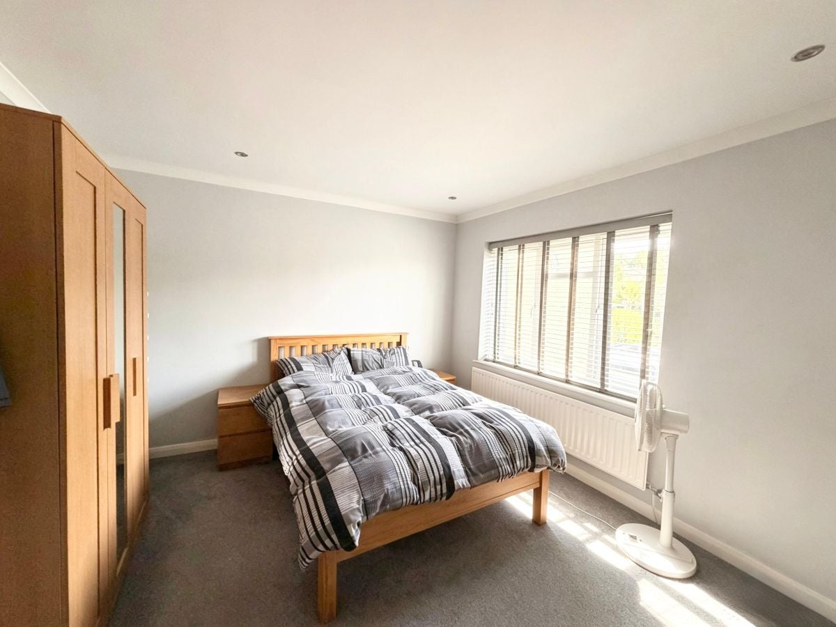 Flat Deans Road in Brentwood