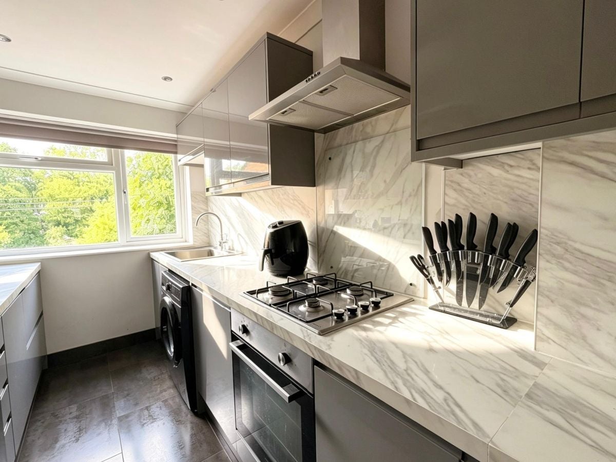 Flat Deans Road in Brentwood