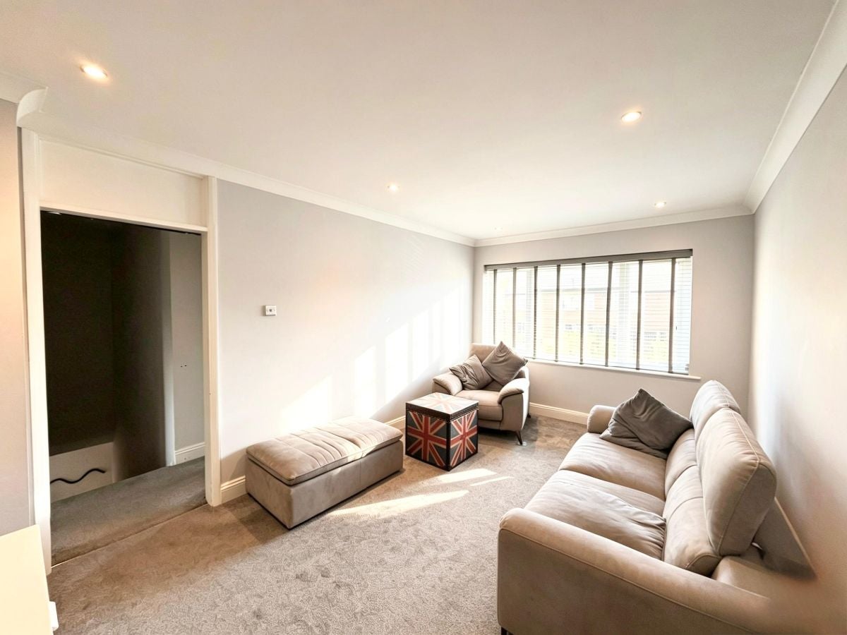 Flat Deans Road in Brentwood
