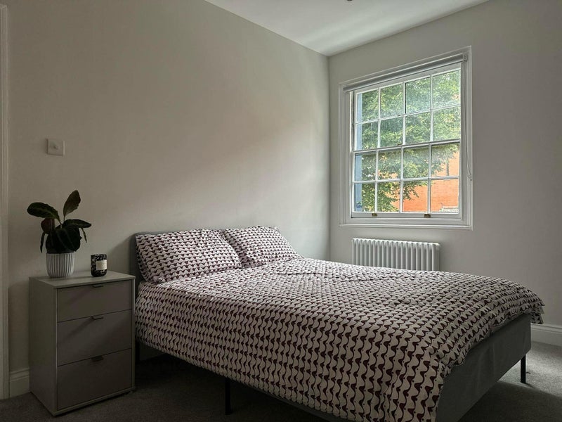 Room Whitechapel Road in Greater London