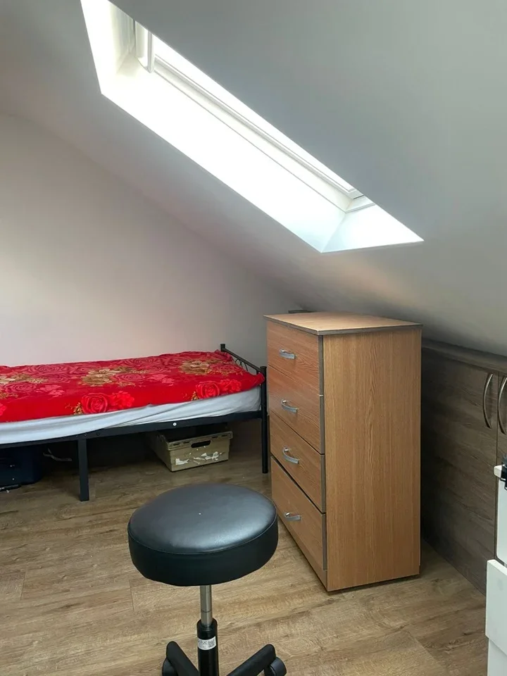 Room Plashet Road in Greater London