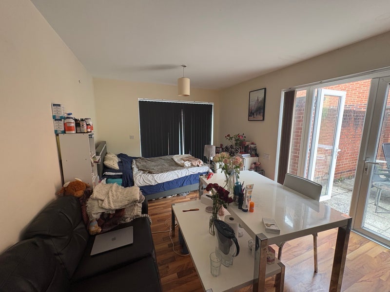 Room Phoenix Wharf Road in Greater London
