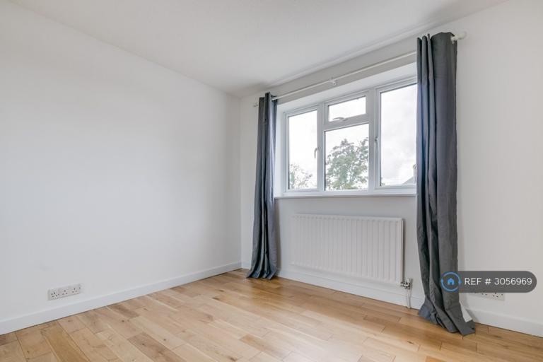 Flat Rookwood Avenue in Greater London