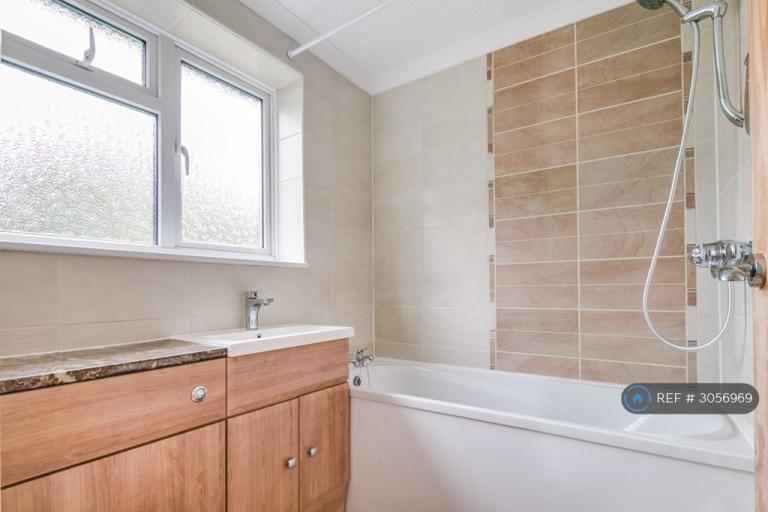 Flat Rookwood Avenue in Greater London