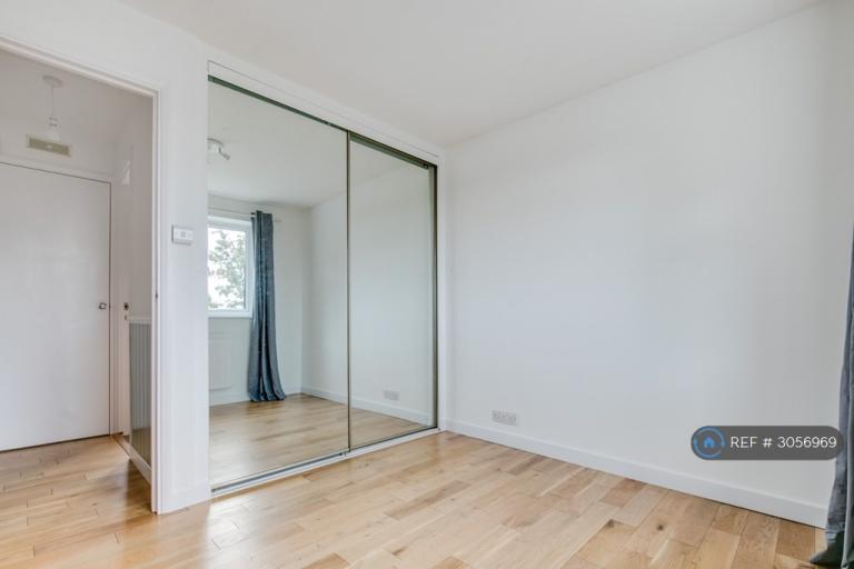 Flat Rookwood Avenue in Greater London