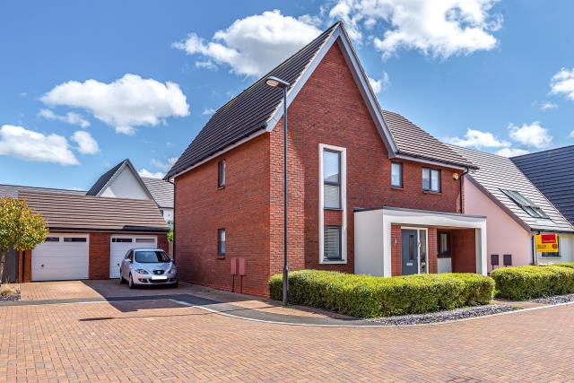 House Rackham Close in Blunsdon St Andrew