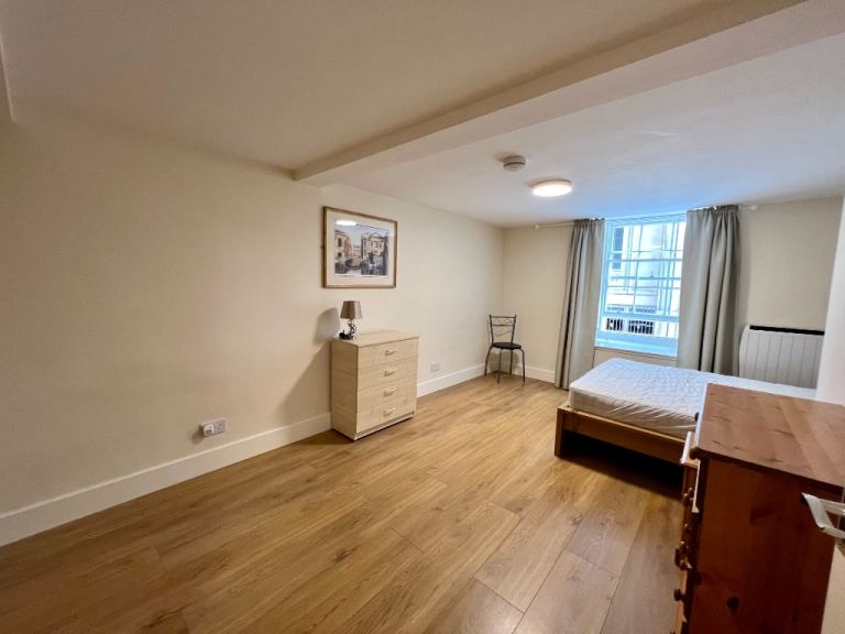 Flat Niddry Street in City of Edinburgh