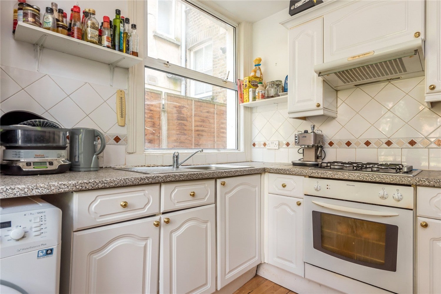 Flat Pellerin Road in Greater London