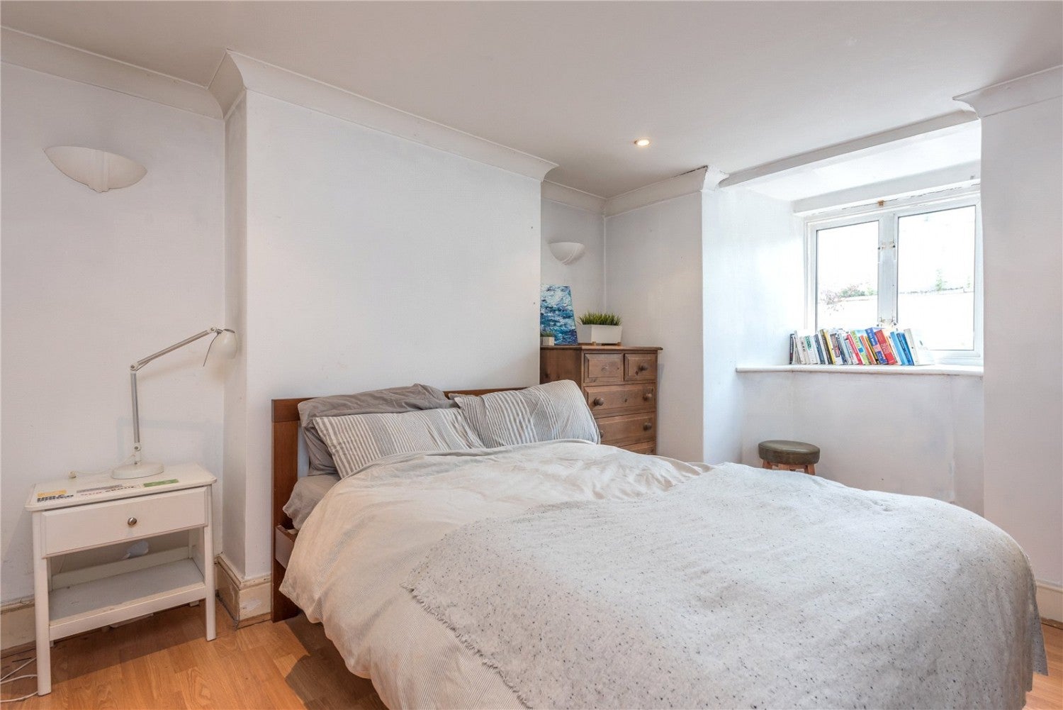 Flat Pellerin Road in Greater London