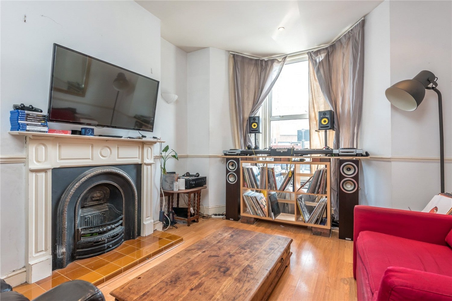 Flat Pellerin Road in Greater London