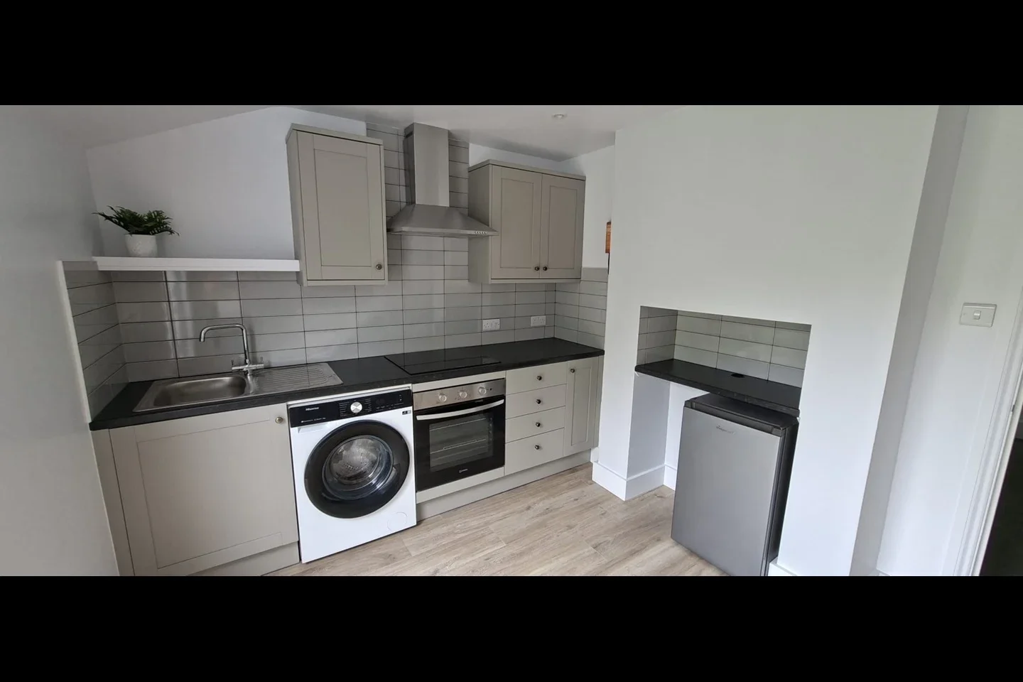 Flat Elmbourne Road in Greater London