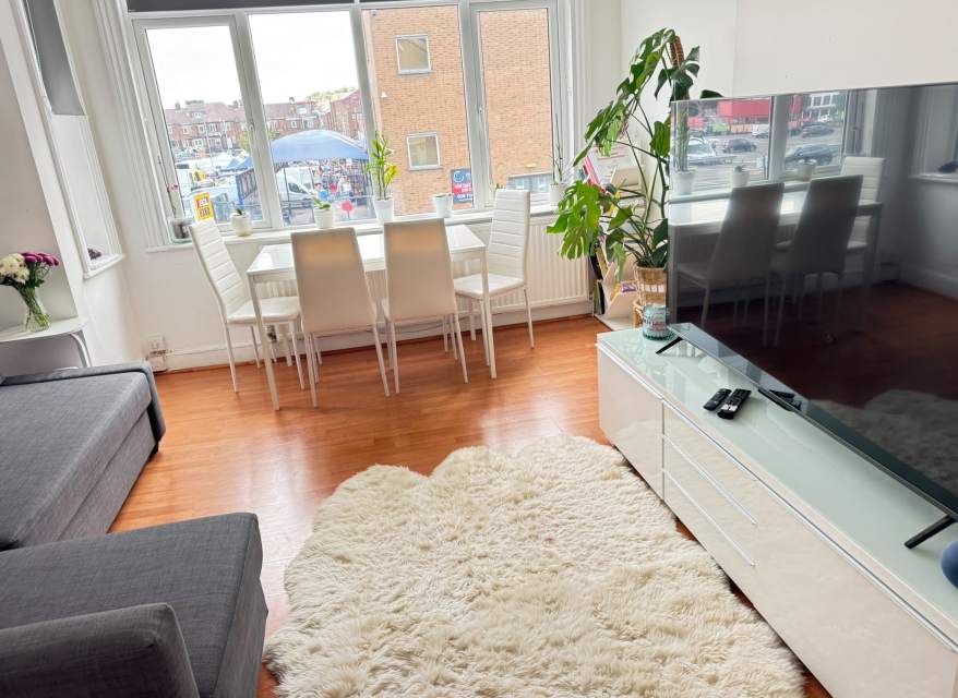 Flat Greenhill Way in London