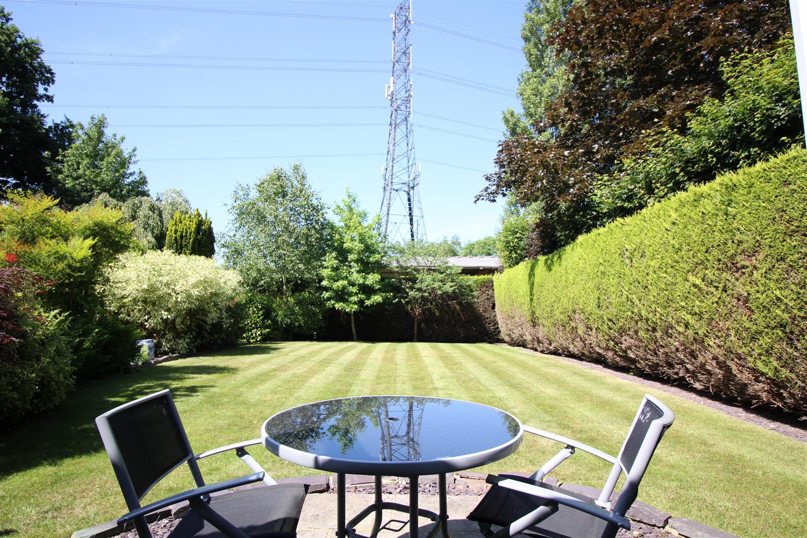 Flat Chequers Lane in Hart