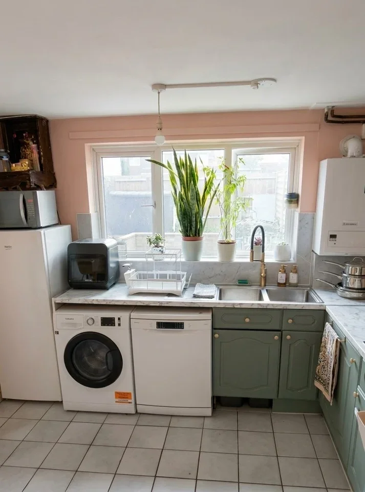 House Holmshaw Close in Greater London